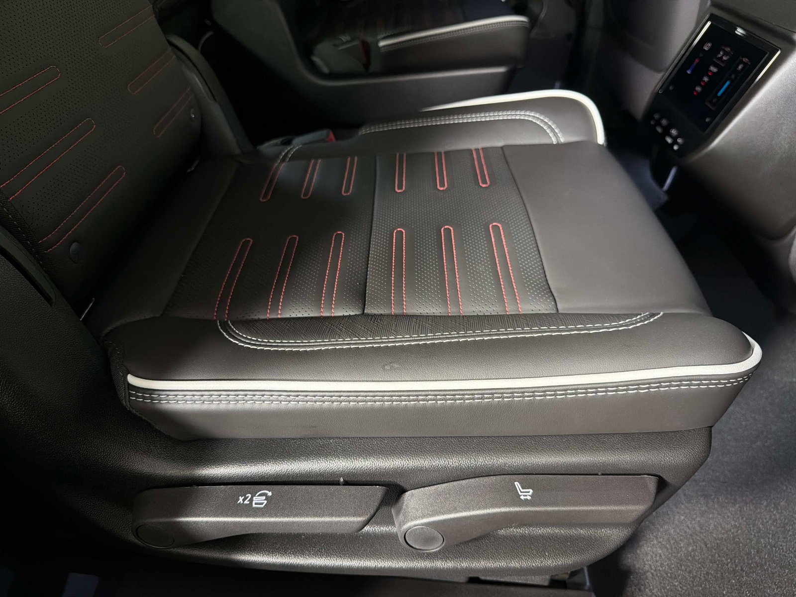 Used 2026 GMC Yukon AT4 Ultimate w/ LPO, Floor Liner Package AWD/4WD image 28