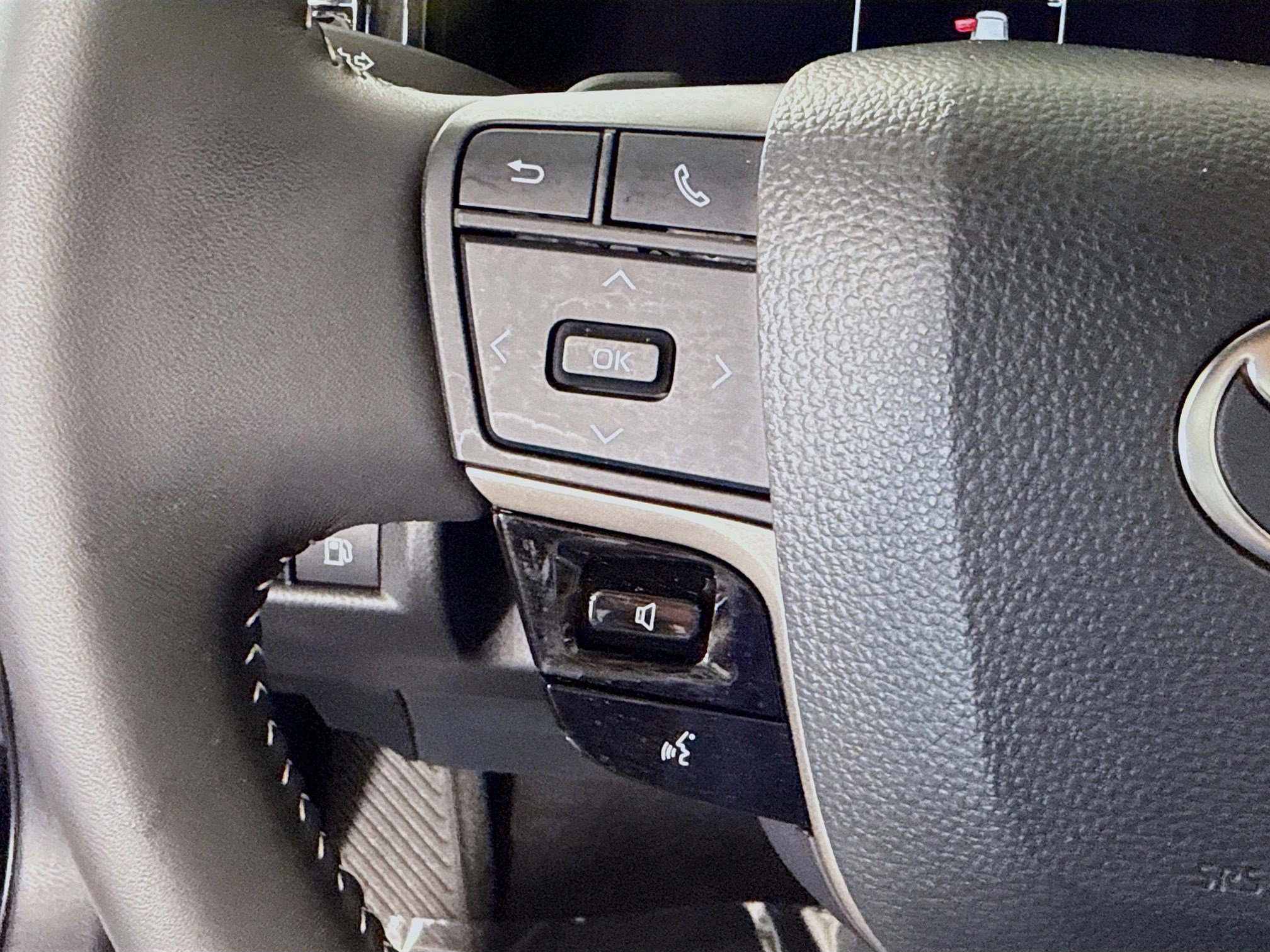 Used 2025 Toyota Camry SE w/ Convenience Package image 14