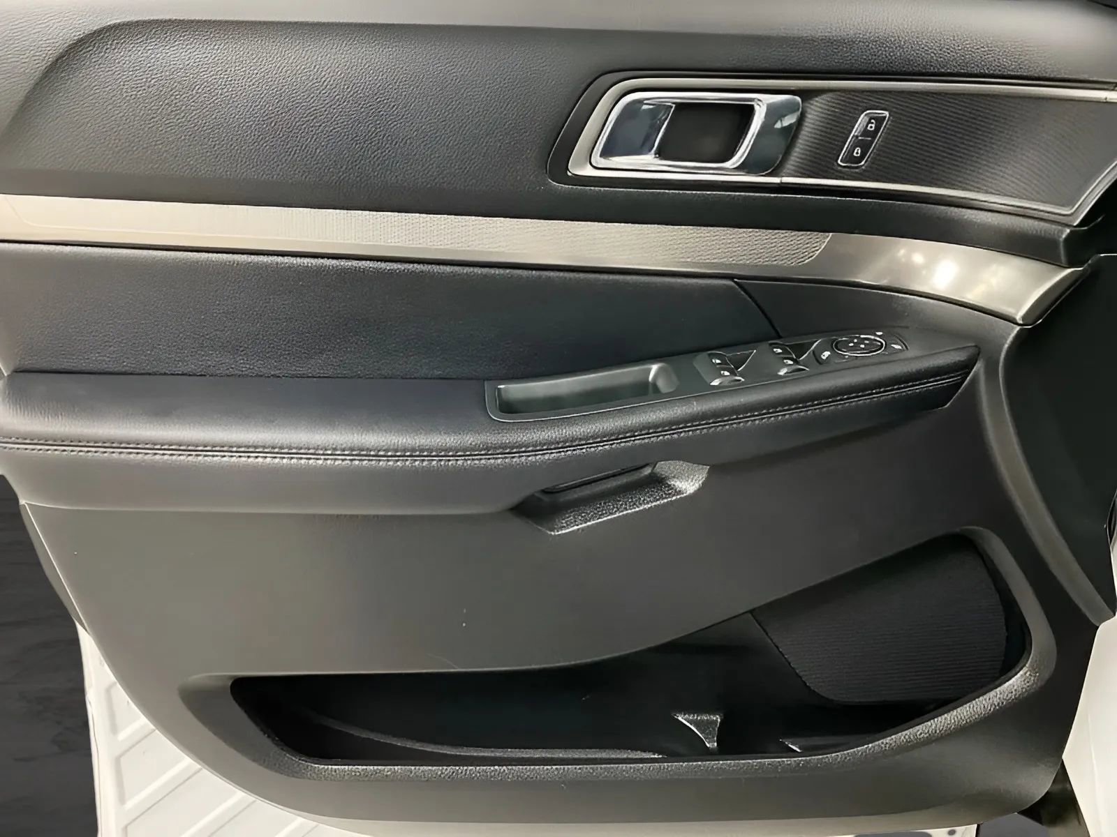 Used 2018 Ford Explorer XLT FWD image 9