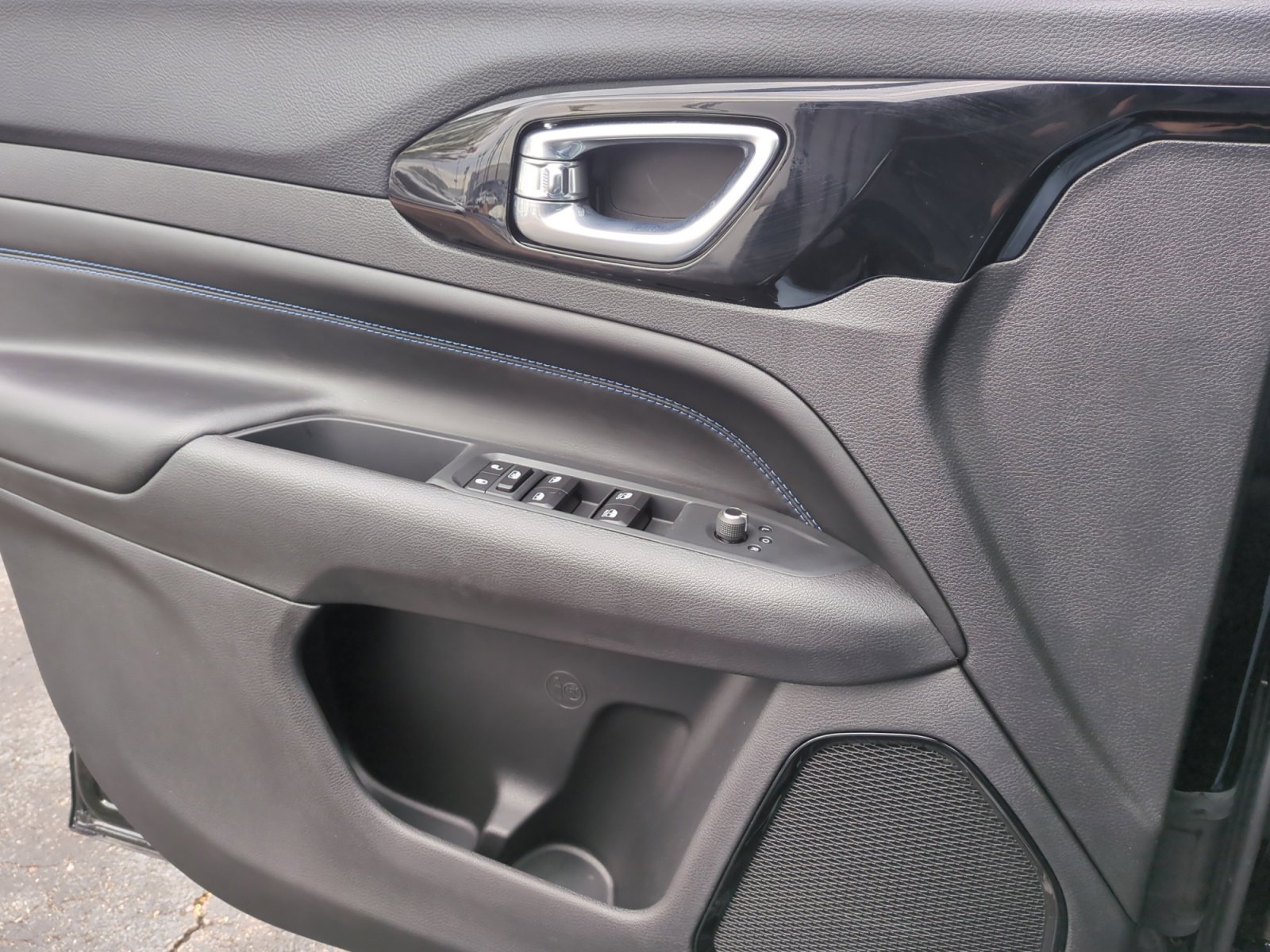 New 2026 Jeep Compass Latitude image 13