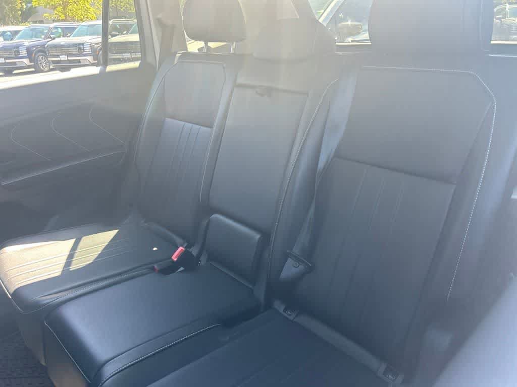 Used 2024 Volkswagen Tiguan SE w/ Panoramic Sunroof Package FWD image 5