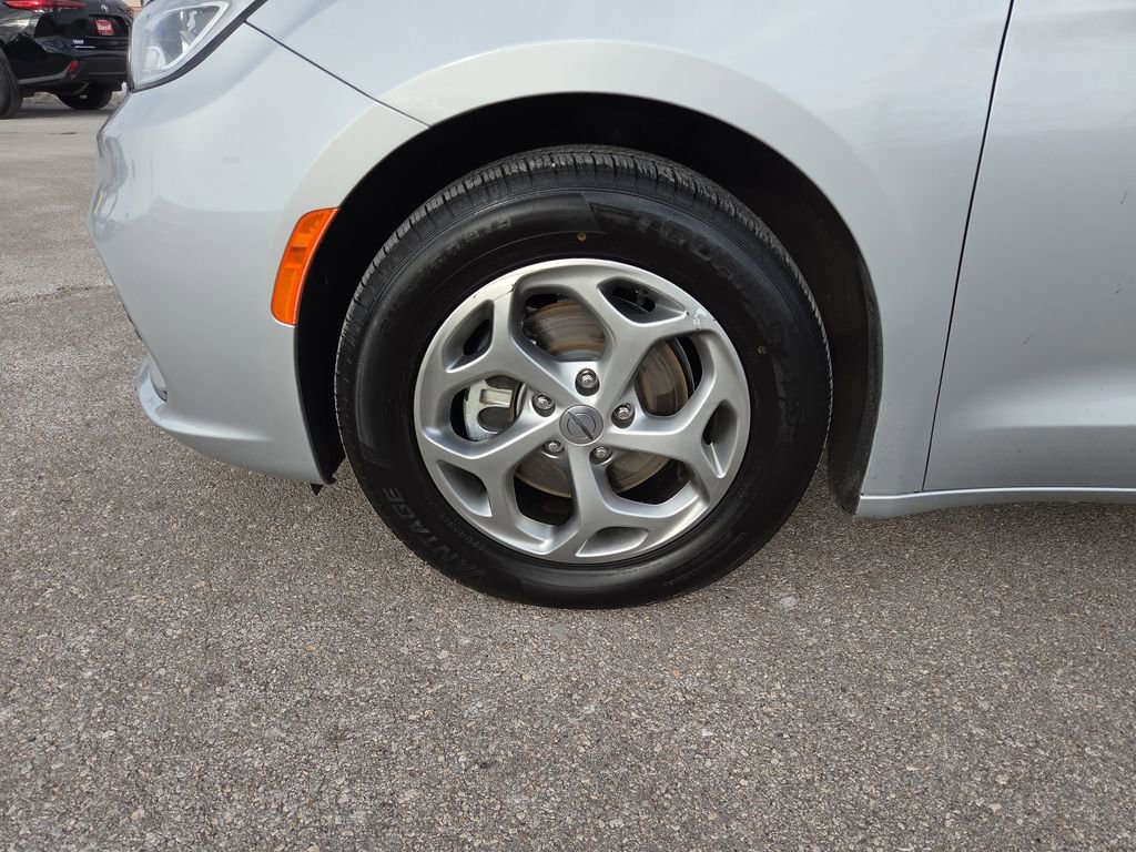 Used 2024 Chrysler Pacifica Limited image 31