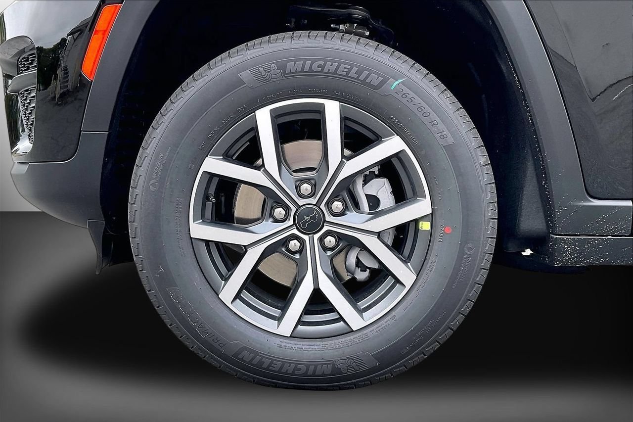 New 2027 Jeep Grand Cherokee Laredo RWD image 30
