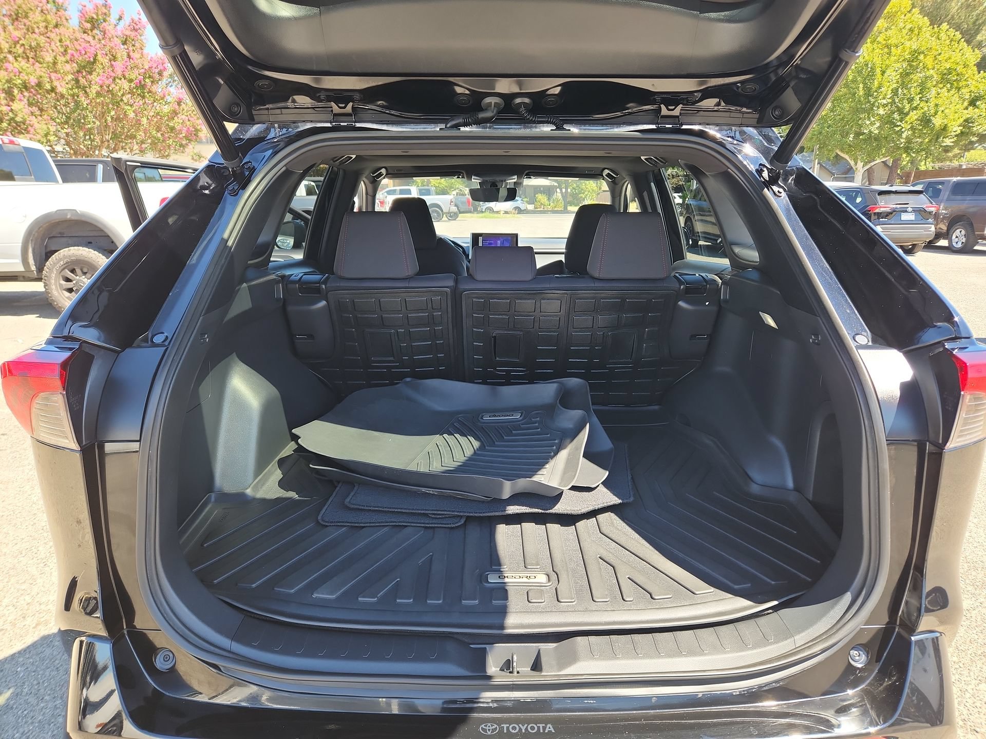 Used 2023 Toyota RAV4 SE w/ Weather & Moonroof Package AWD/4WD image 20