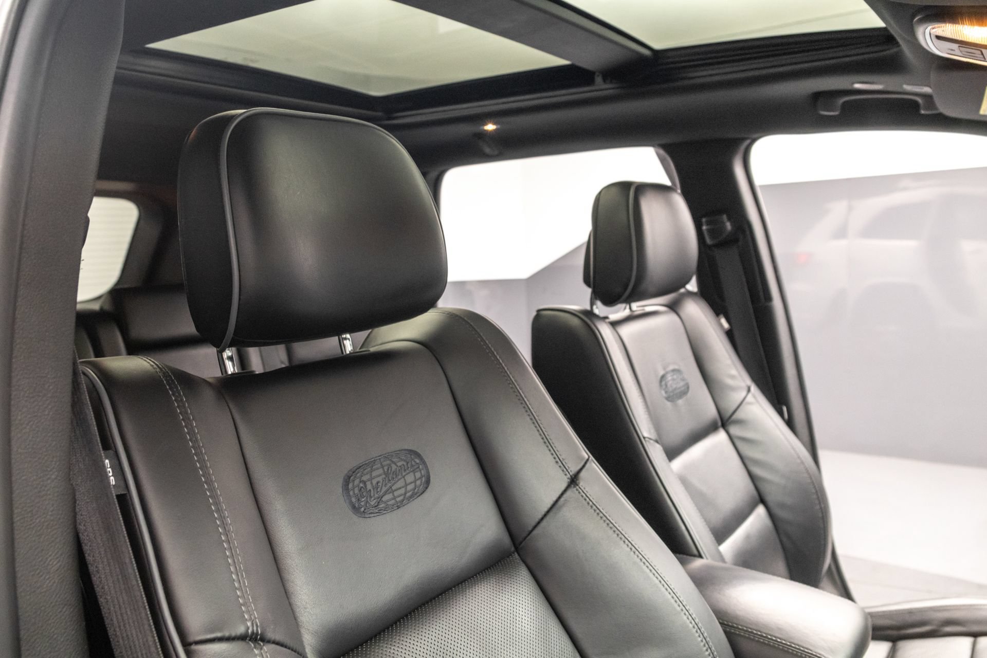 Used 2019 Jeep Grand Cherokee Overland AWD/4WD image 36
