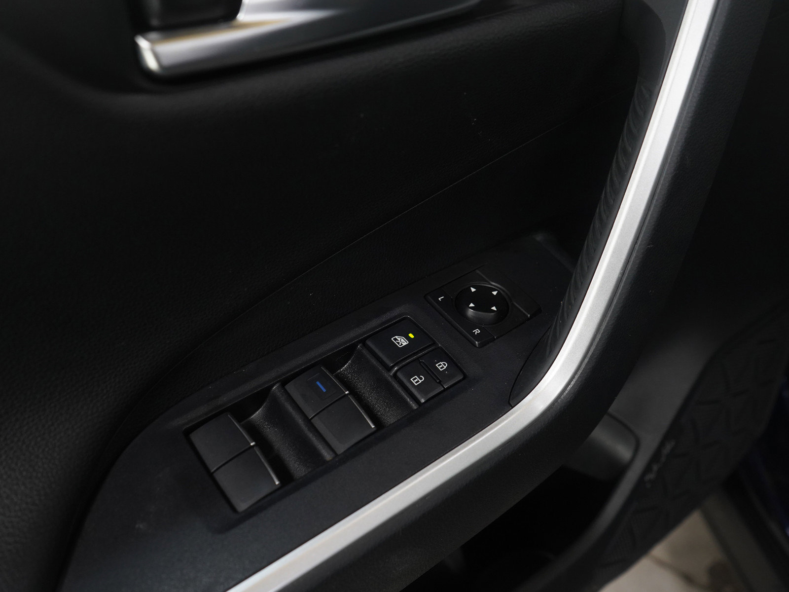 Used 2020 Toyota RAV4 XSE w/ XSE Grade Weather Package image 21