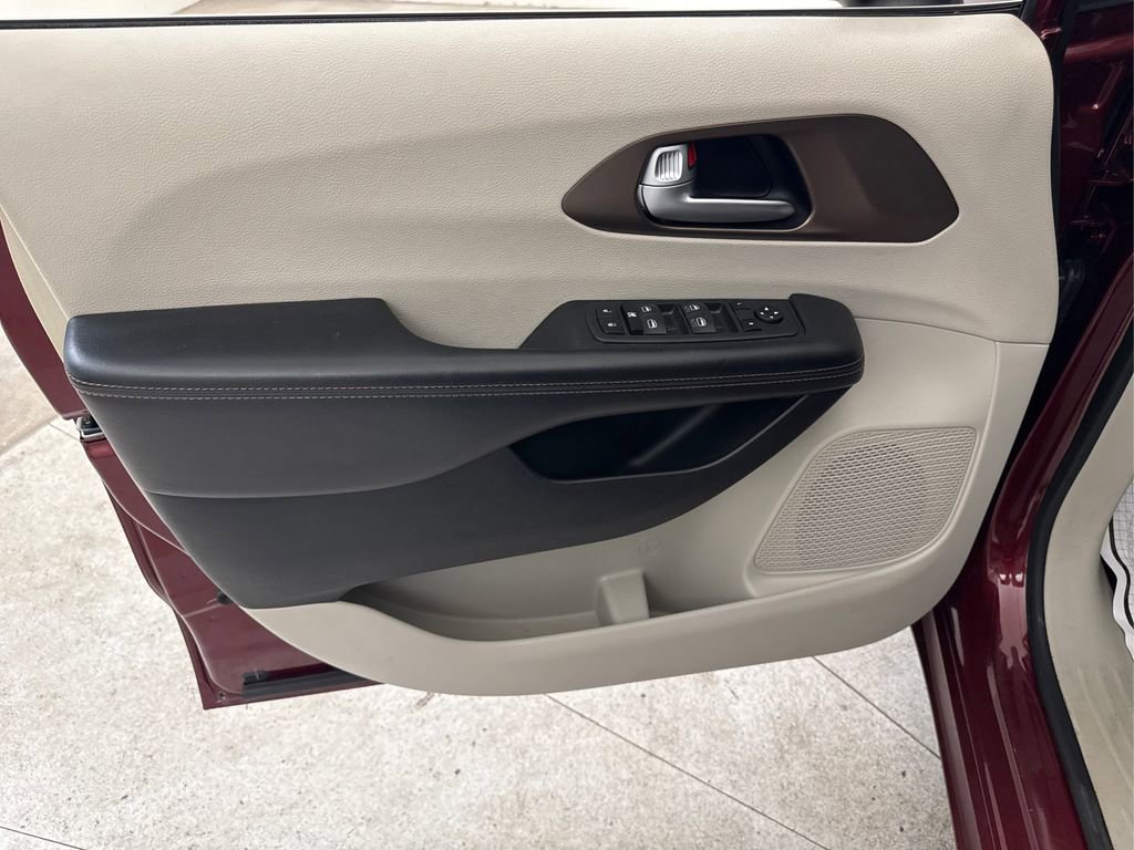 Used 2018 Chrysler Pacifica LX FWD image 40