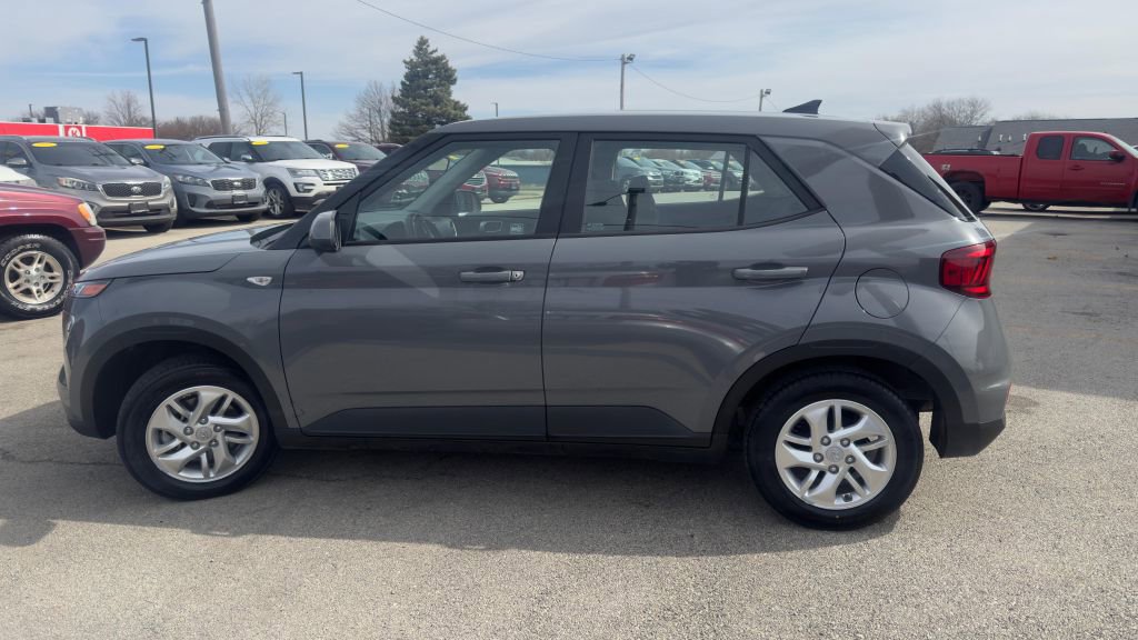 Used 2021 Hyundai Venue SE FWD image 4