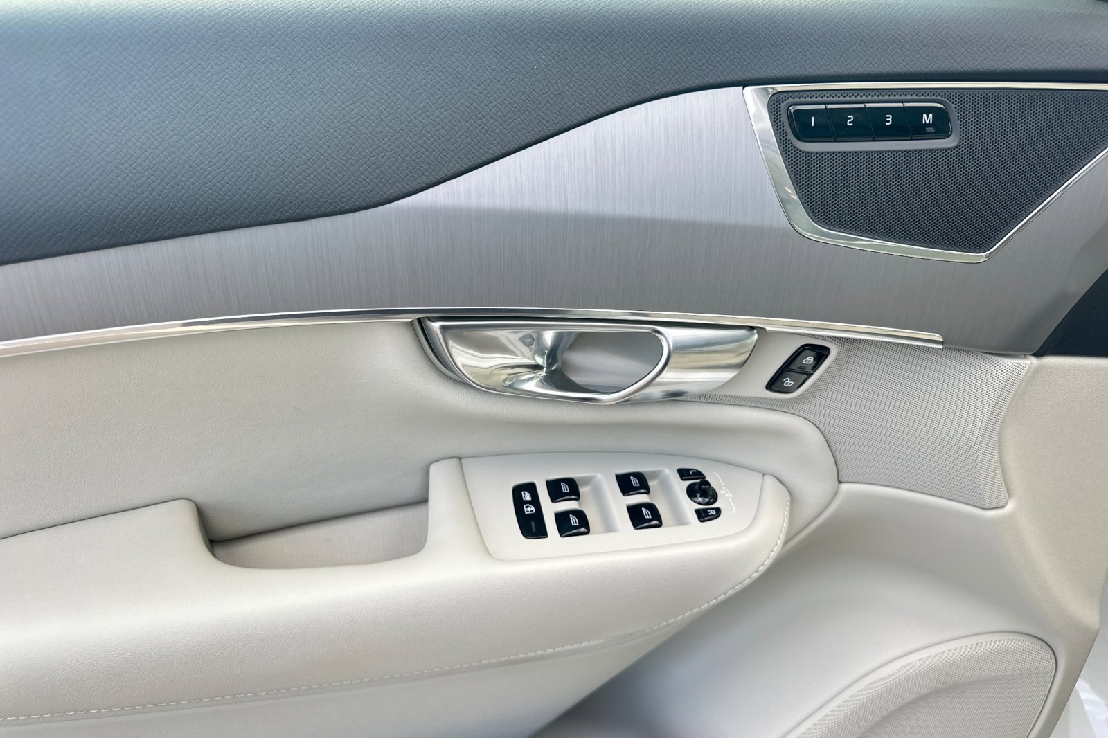 Certified 2025 Volvo XC90 B5 Core w/ Protection Package Premier image 10