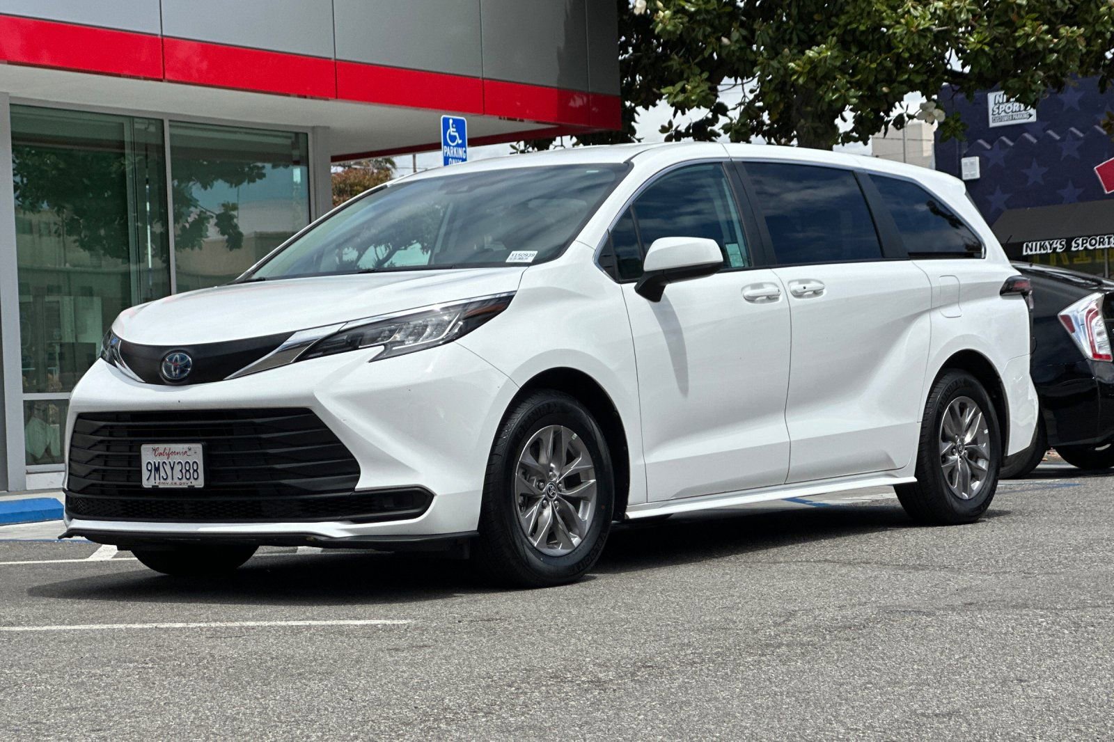 Certified 2023 Toyota Sienna LE FWD image 8