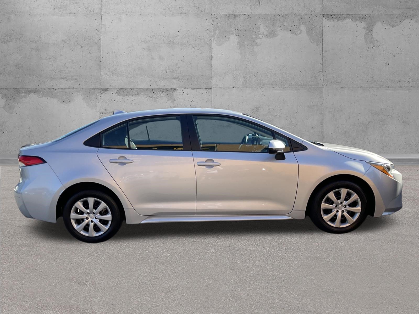 Used 2025 Toyota Corolla LE FWD image 2