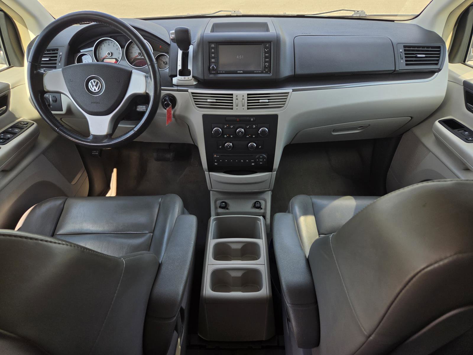 Used 2010 Volkswagen Routan SE FWD image 17