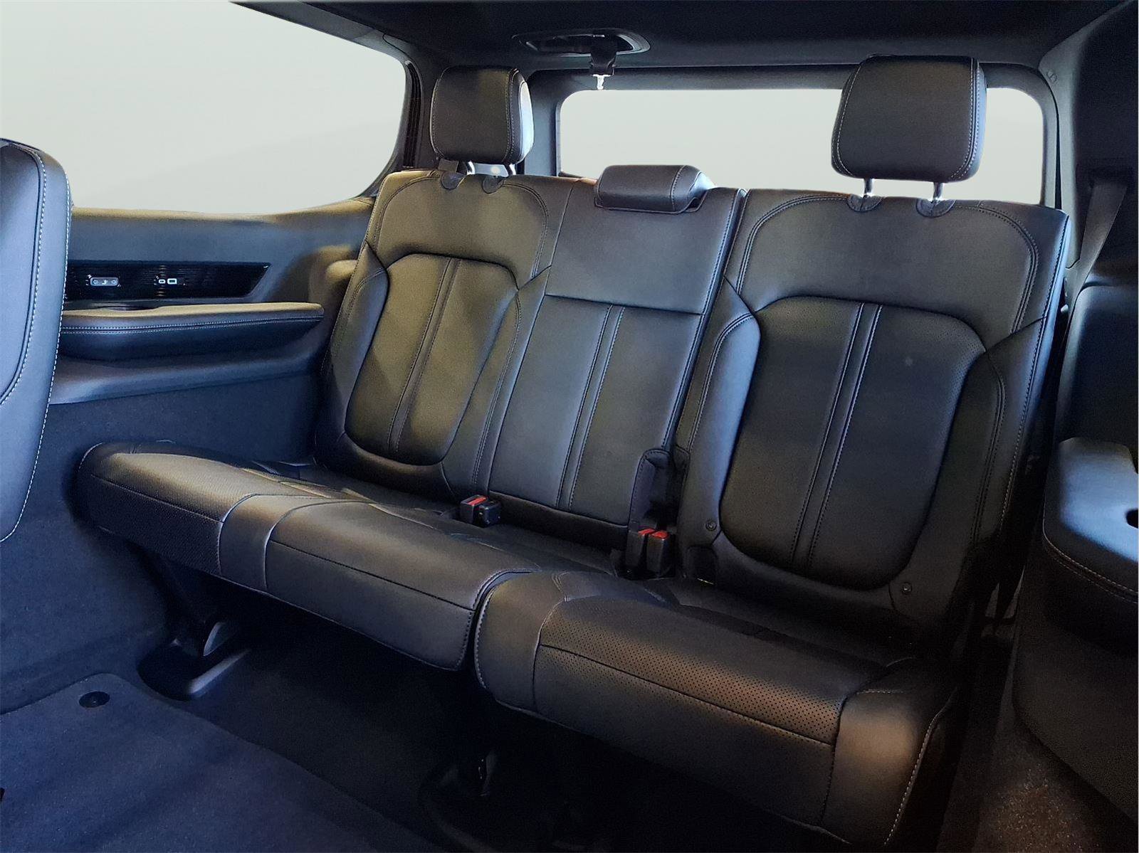 New 2026 Jeep Grand Wagoneer Summit w/ Premium Group III image 7