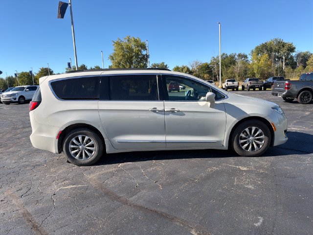 Used 2017 Chrysler Pacifica Touring-L FWD image 8