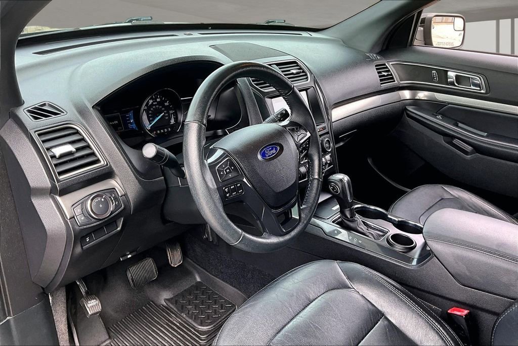 Used 2018 Ford Explorer XLT w/ Equipment Group 202A FWD image 16