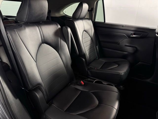 Used 2025 Toyota Highlander XLE image 17