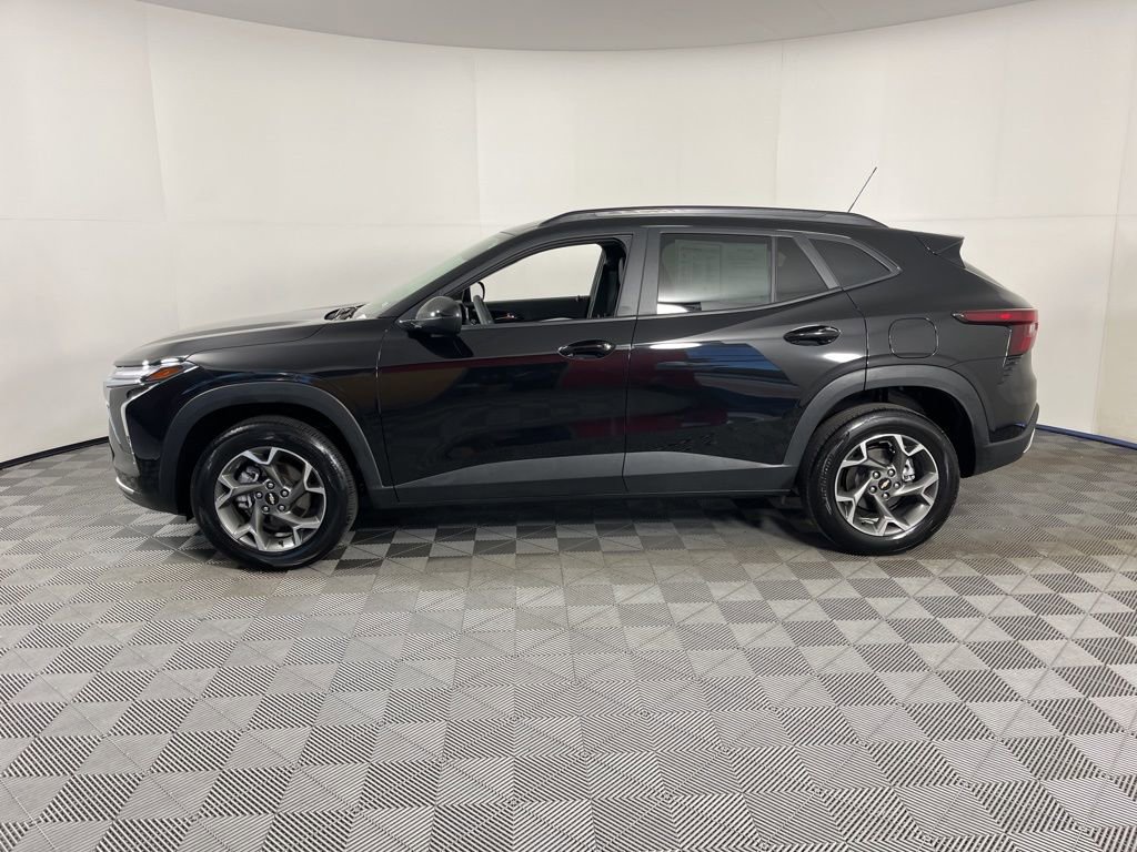 Certified 2025 Chevrolet Trax LT image 2