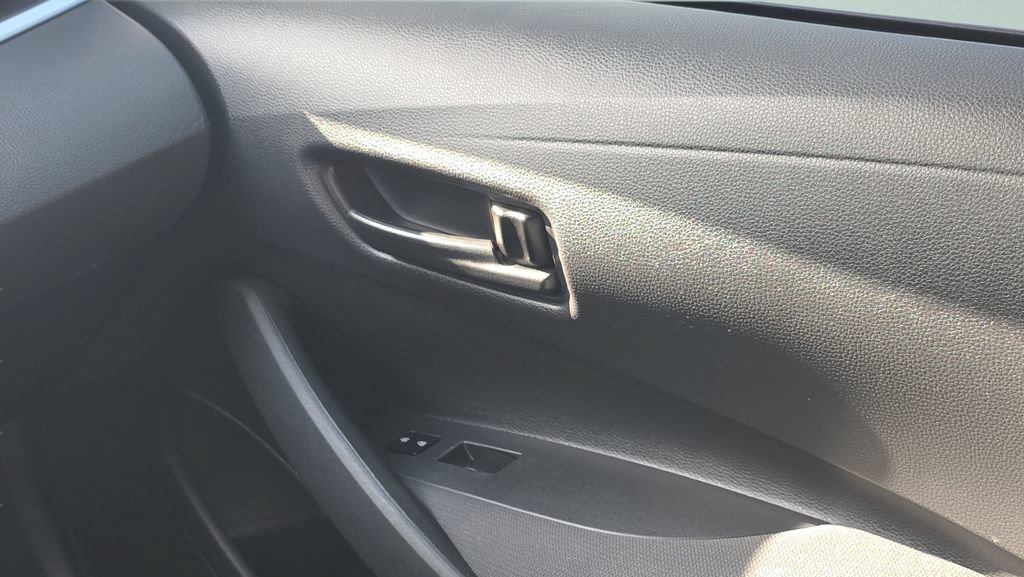 Used 2022 Toyota Corolla LE FWD image 16