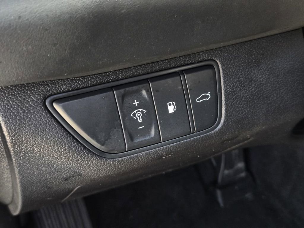 Used 2025 Genesis G70 2.5T image 16