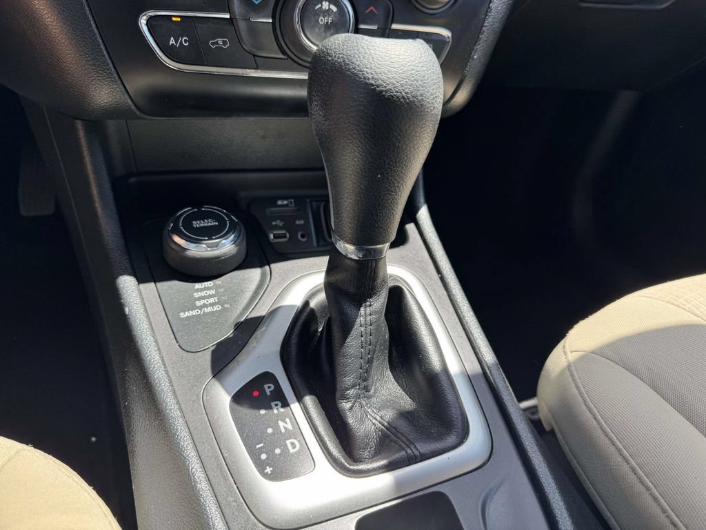 Used 2016 Jeep Cherokee Latitude AWD/4WD image 27