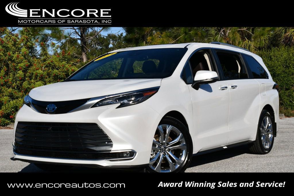 Used 2024 Toyota Sienna Platinum image 1