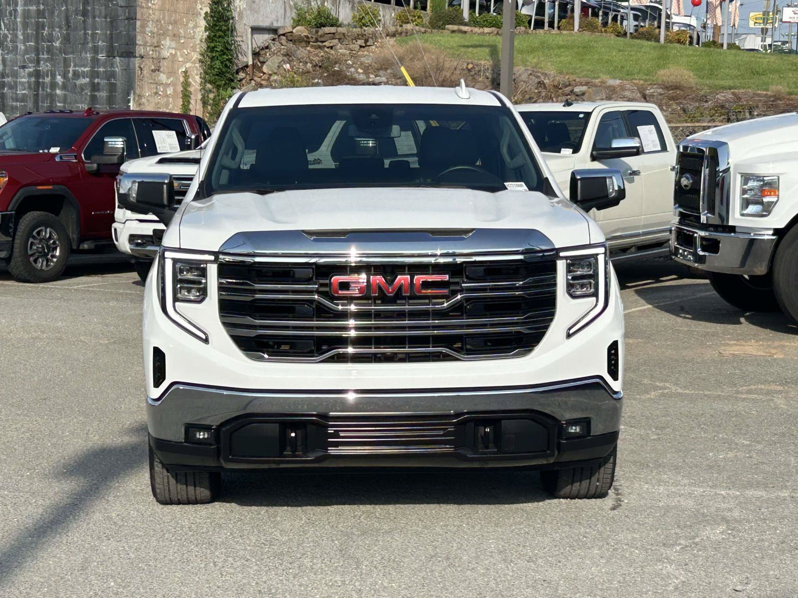 Used 2026 GMC Sierra 1500 SLT AWD/4WD image 2