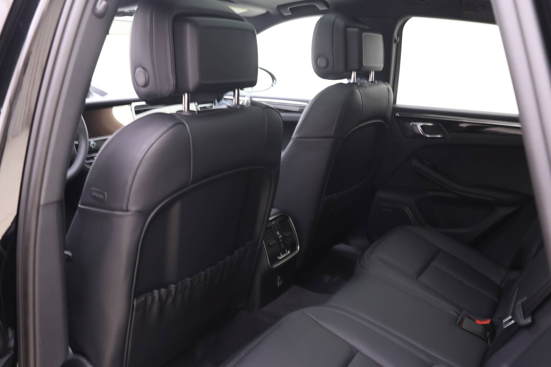 Used 2025 Porsche Macan AWD/4WD image 15