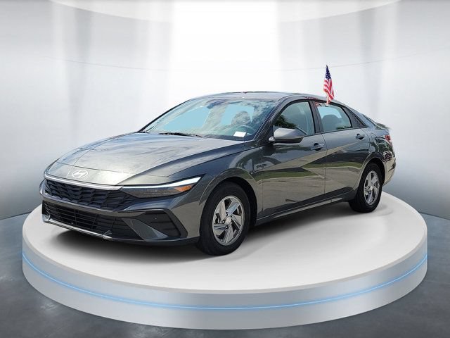 Certified 2026 Hyundai Elantra SE w/ Cargo Package FWD image 2