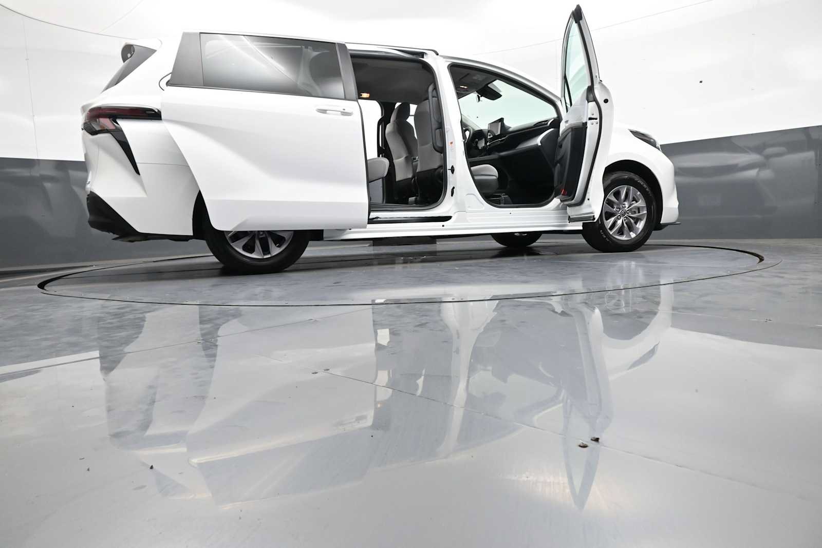 Certified 2025 Toyota Sienna LE FWD image 48