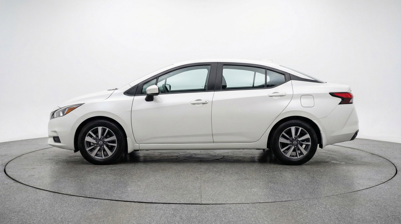 Used 2025 Nissan Versa SV FWD image 5