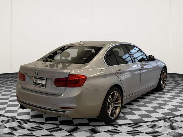 Used 2017 BMW 330i xDrive Sedan AWD/4WD image 4