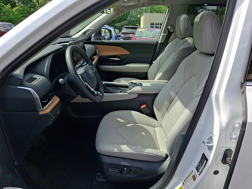Used 2025 Toyota Grand Highlander FWD image 17