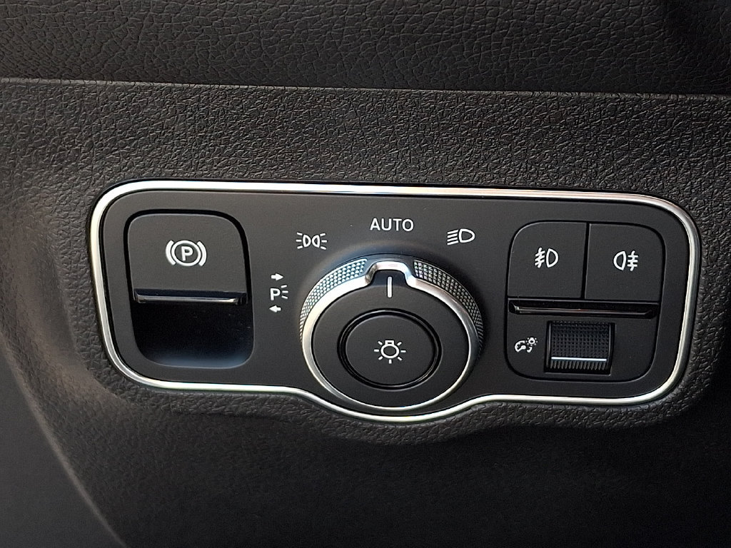Used 2023 Mercedes-Benz GLB 250 4MATIC w/ Premium Package image 24