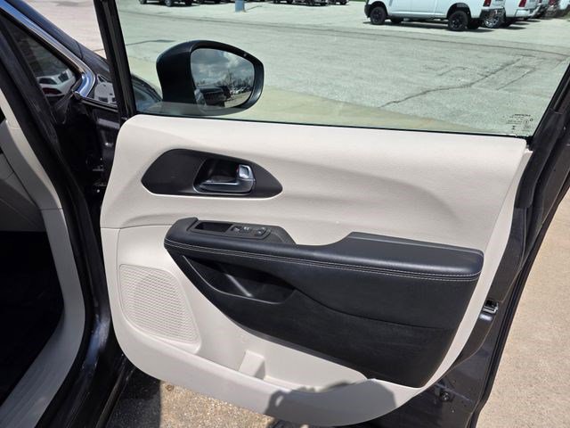 Used 2023 Chrysler Pacifica Touring-L FWD image 18