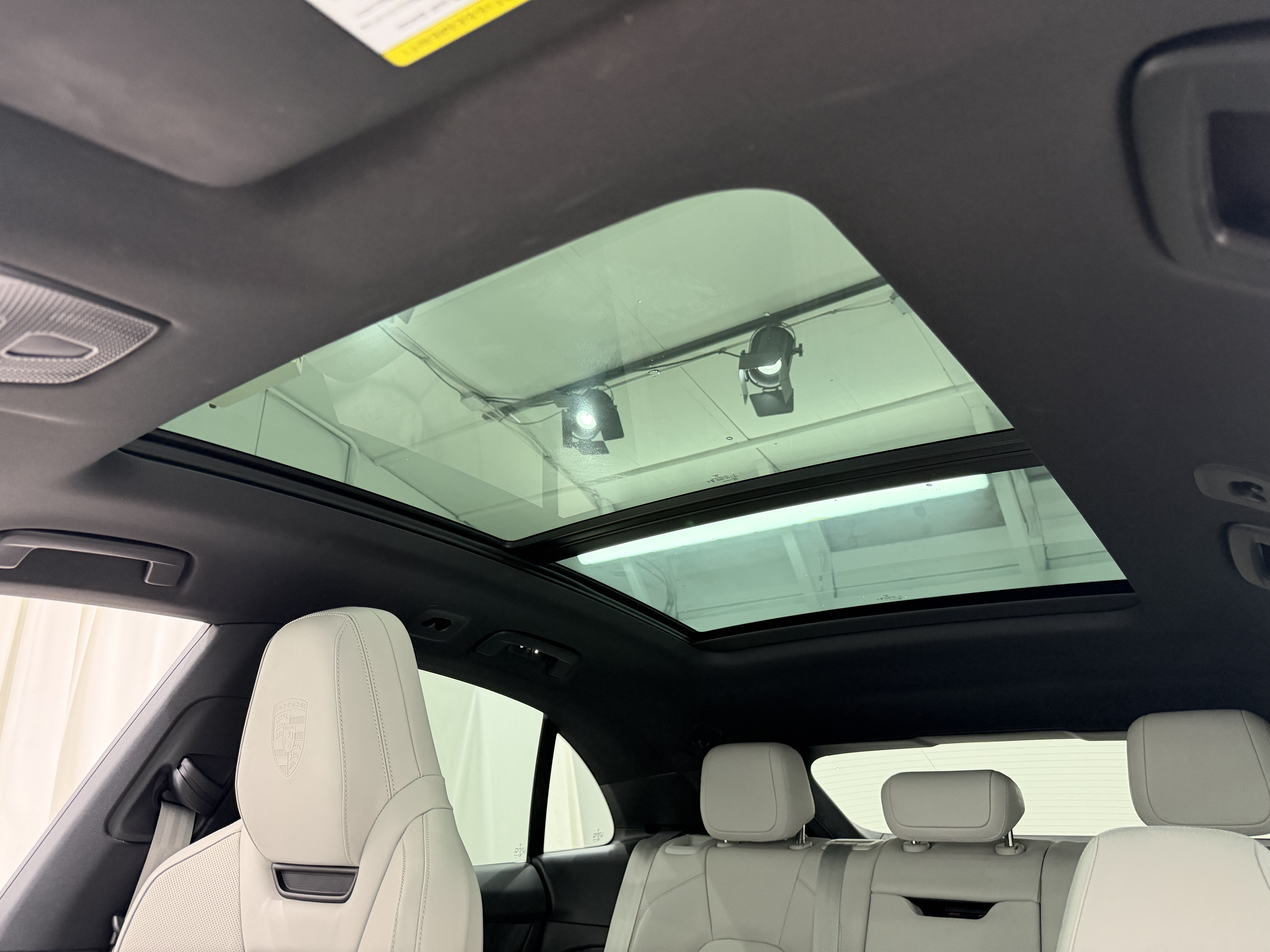 Certified 2025 Porsche Macan 4 Electric AWD/4WD image 37