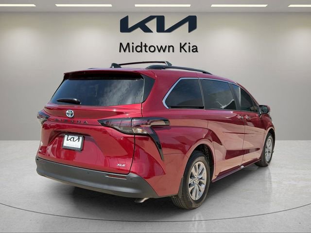 Used 2025 Toyota Sienna XLE FWD image 3