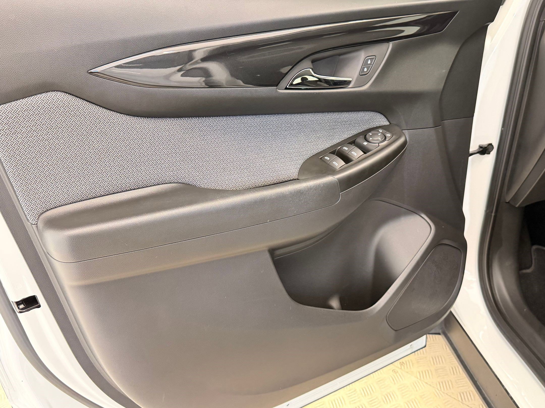 Used 2024 Chevrolet TrailBlazer LS w/ LS Convenience Package image 13