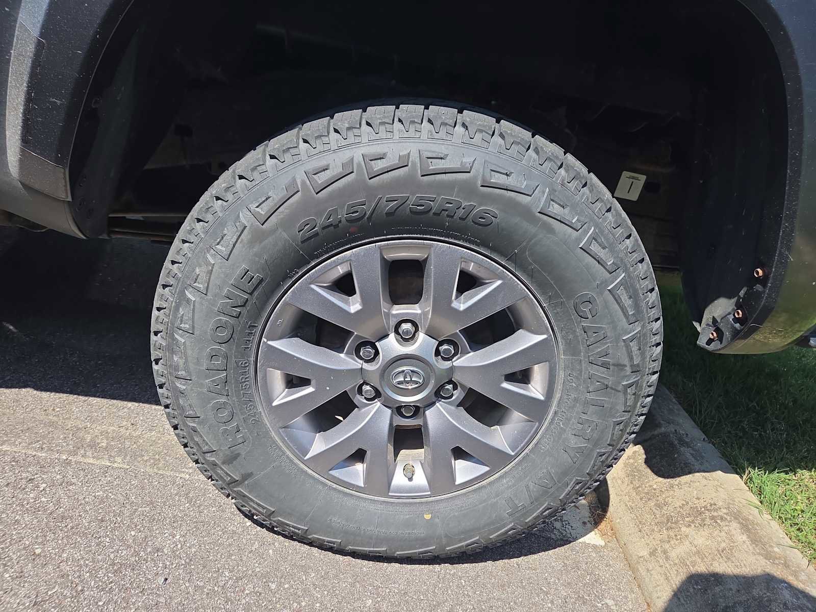 Used 2016 Toyota Tacoma SR5 w/ SR5 Appearance Package (SN) AWD/4WD image 6