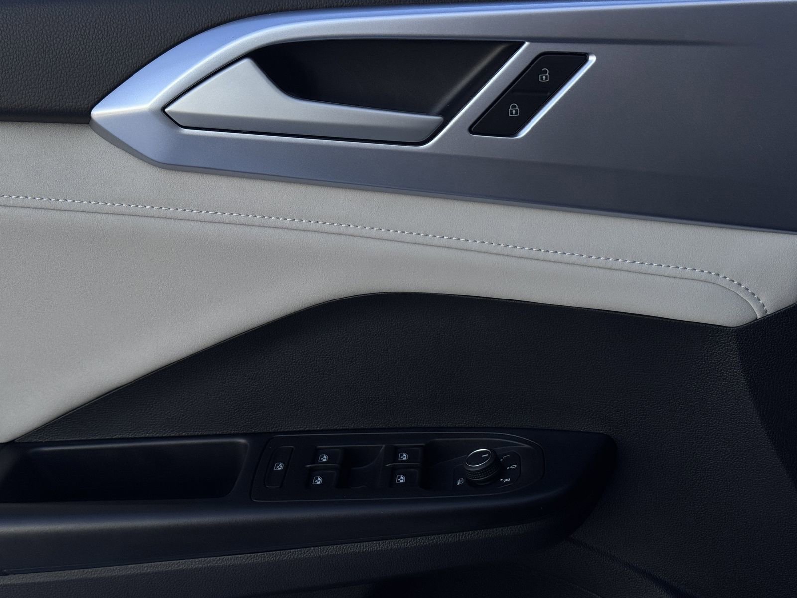 Used 2025 Volkswagen Taos SE image 23