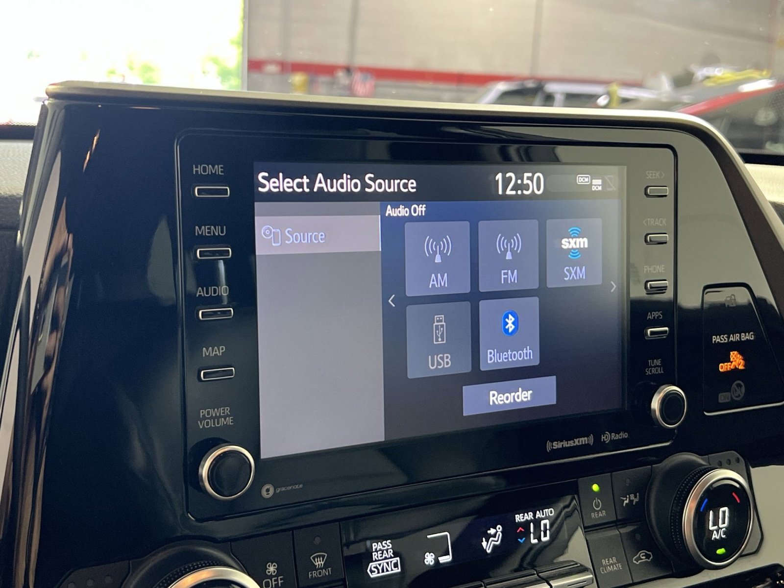Used 2022 Toyota Highlander XLE AWD/4WD image 19
