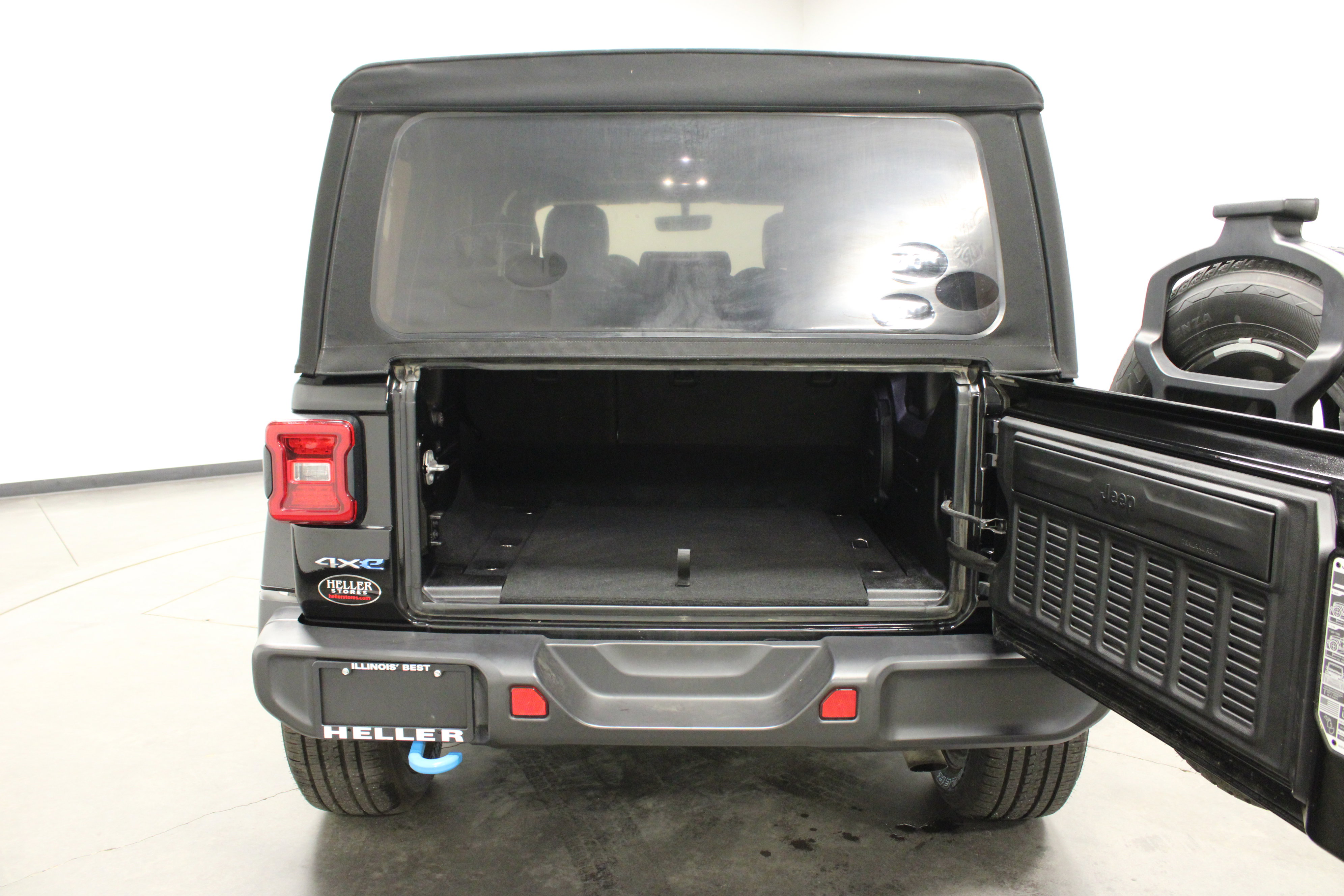 Used 2022 Jeep Wrangler Unlimited Sahara w/ Cold Weather Group image 12