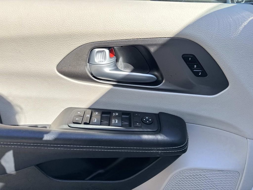 Used 2024 Chrysler Pacifica Touring-L image 21