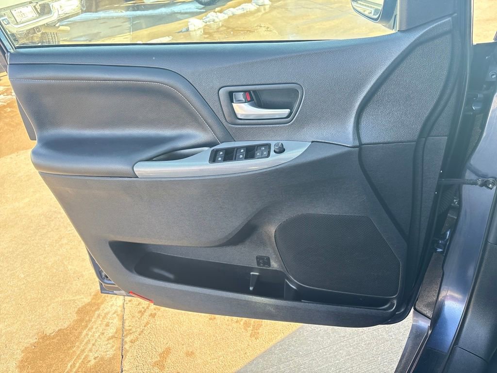 Used 2019 Toyota Sienna SE image 13