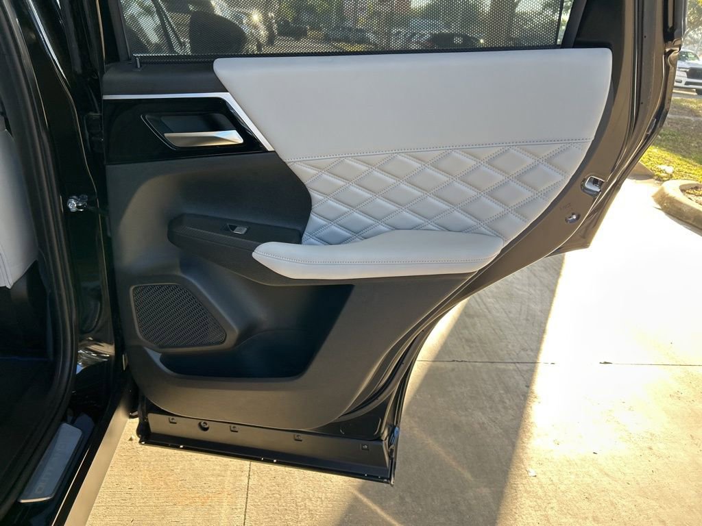 New 2025 Mitsubishi Outlander SEL image 32