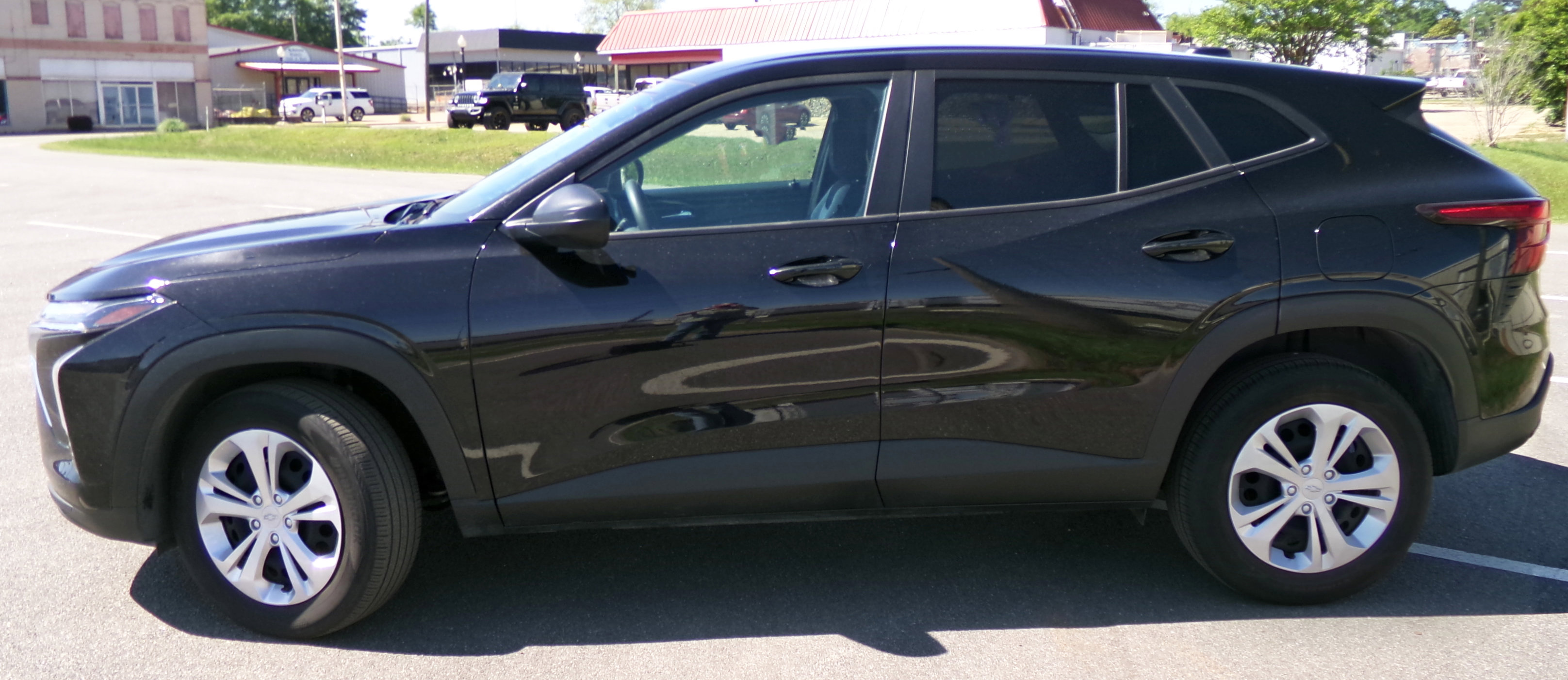 Used 2025 Chevrolet Trax LS image 2