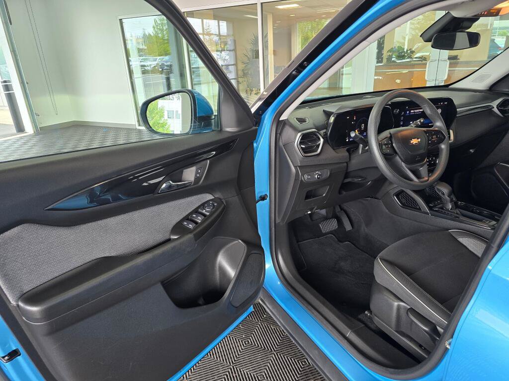 Used 2025 Chevrolet TrailBlazer LT AWD/4WD image 31