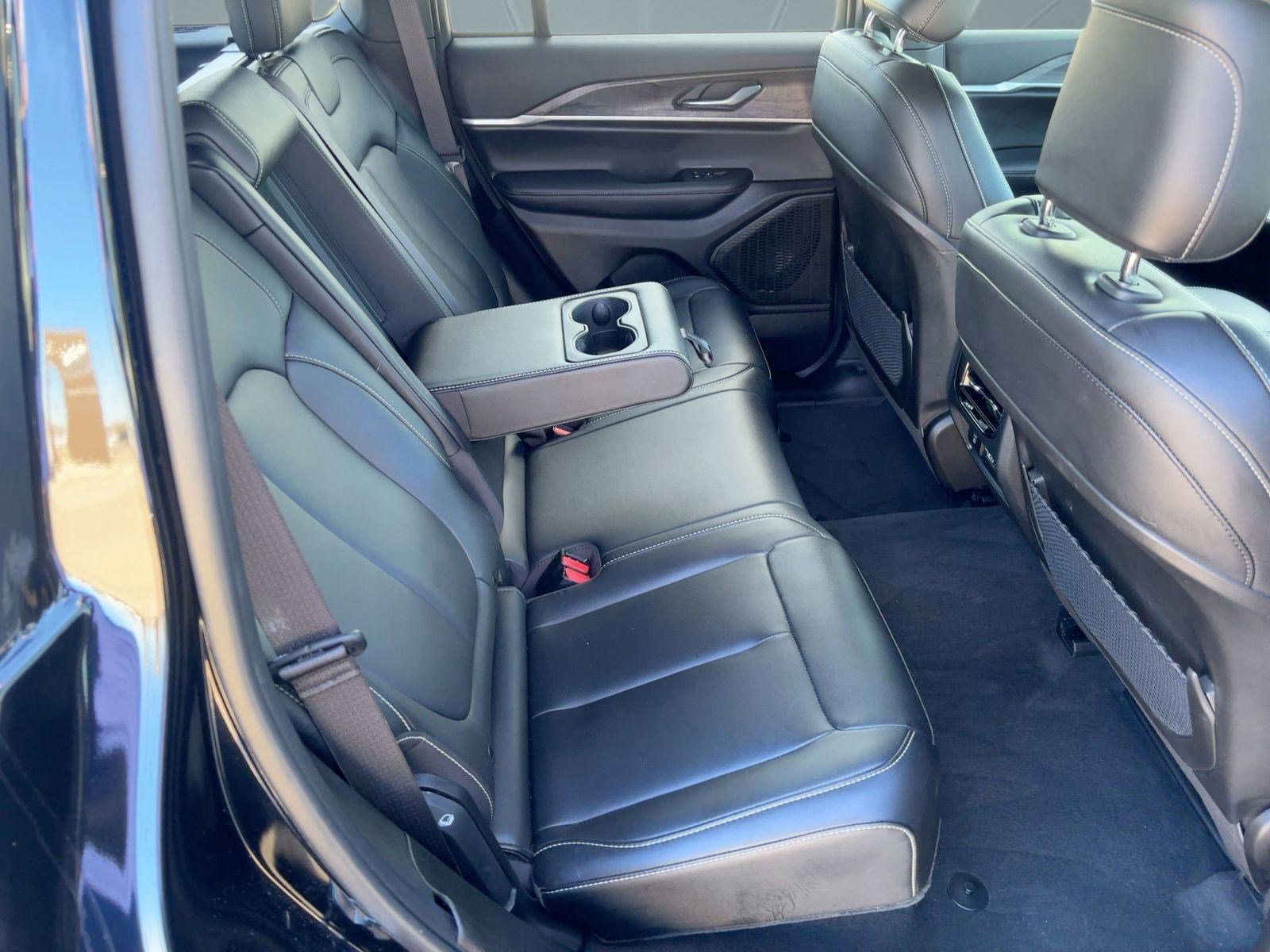 Used 2025 Jeep Grand Cherokee Limited w/ Black Appearance Package image 29