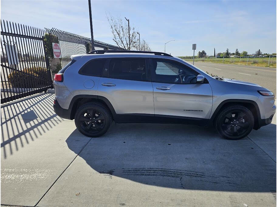 Used 2018 Jeep Cherokee Latitude w/ Altitude Package image 4