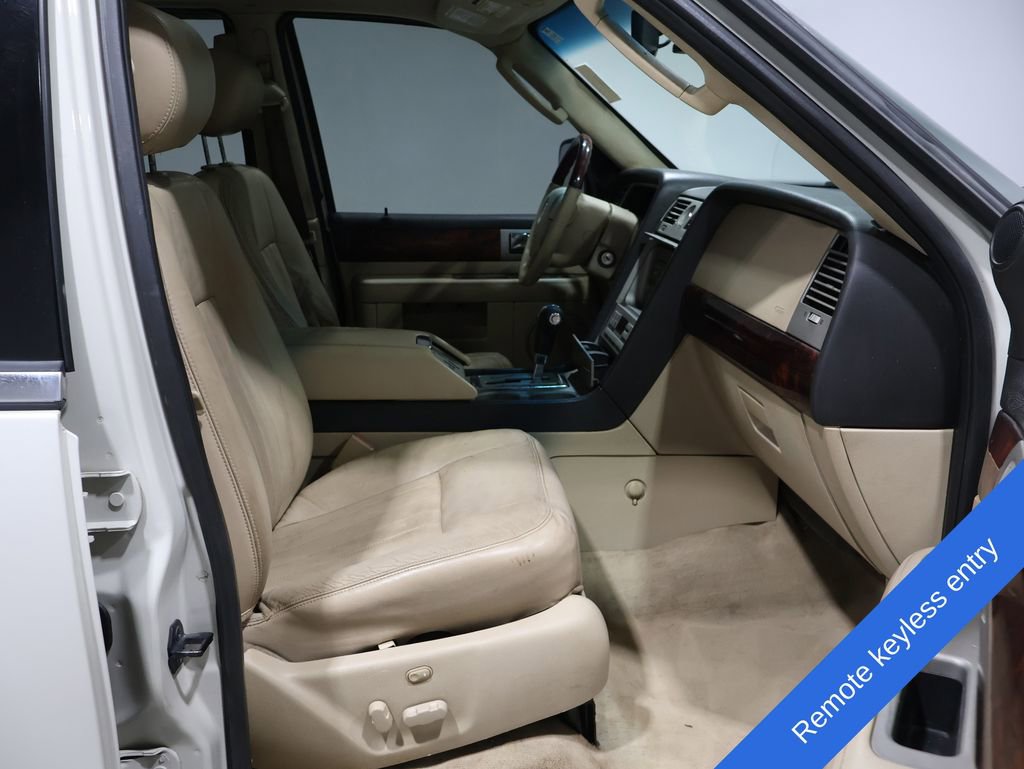 Used 2006 Lincoln Navigator Luxury image 3