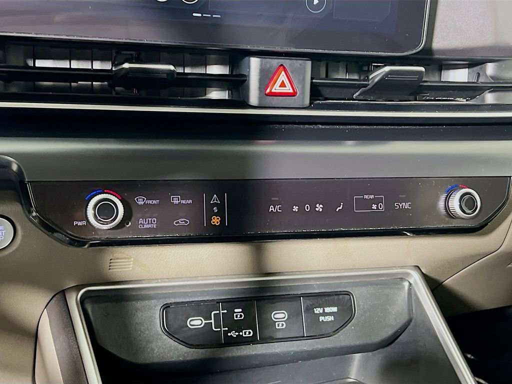 Used 2025 Kia Carnival FWD image 14